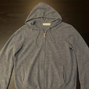 Sayless stickad tröja grå - Säljer en fin och väl omhändertagen Sayless stickad tröja. Färg grå. Storlek S