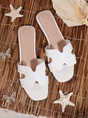 Vita sandaler med öppen tå - Säljer ett par stilrena vita sandaler med platt sula och öppen tå. Aldrig använda!🤗🤍