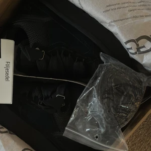 Svarta sneakers från UGG med plattform - Säljer ett par svarta UGG sneakers med breda snören och plattformssula. Säljer pga fel storlek, helt nytt skick. Följesedel, extra skosnöre, låda finns! Pris diskuteras🤗
