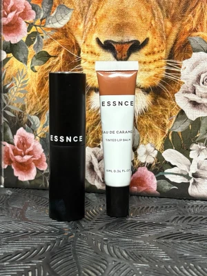 ESSNCE Eau de Caramel läppbalsam & refillable travel sprej  - ESSNCE Eau de Caramel tinted lip balm i tub med applikator och ett svart läppstift. Refillable travel sprej oanvända 