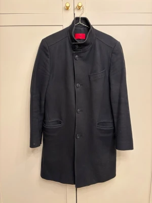 Rock Hugo Boss - Marinblå rock från Hugo Boss i strl 46. Använt fint skick. Se sista bild för fläck, går troligen bort i tvätt