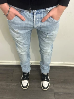 Dondup jeans - Ljusblå dondup med slitningar - W32 - Skick 9/10 - Nypris 3000kr - Hör av er vid minsta fundering!