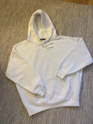 Vit Hoodie  - Vit tjockare hoodie