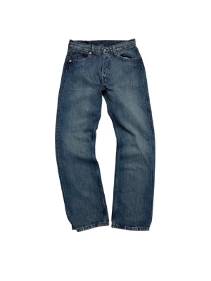 Levi's 501 blå jeans straight fit - Klassiska Levi's 501 jeans i blå tvätt med rak passform och fem fickor. Jeansen har knappgylf, normal midja och är tillverkade i slitstarkt bomullsjeansmaterial. Med storleken W29 och L30