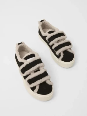 Svarta sneakers med pälsdetaljer - Säljer dessa super fina vinter skorna från inuikki🩷perfekta skor nu till vintern och snö ❄️ Inte använda så mycket, köptes i höstas 