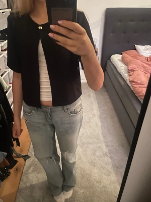 kofta - Säljer en super snygg kofta från Gina Tricot. Passar perfekt nu till våren☀️den har rundad hals och en snygg guldknapp. Inga tecken på användning!!