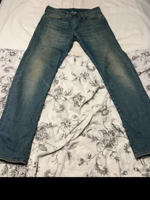 Levis jeans - Säljer ett par Levis jeans i storlek 32/32. Bra skick förutom en liten fläck på ena benet.