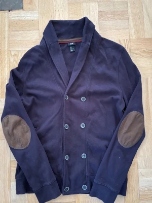 Cardigan H&M - Stilren cardigan/kofta med bruna armbågs-pads✌️Märket är H&M och passformen är M/L✅hör av dig vid frågor✅
