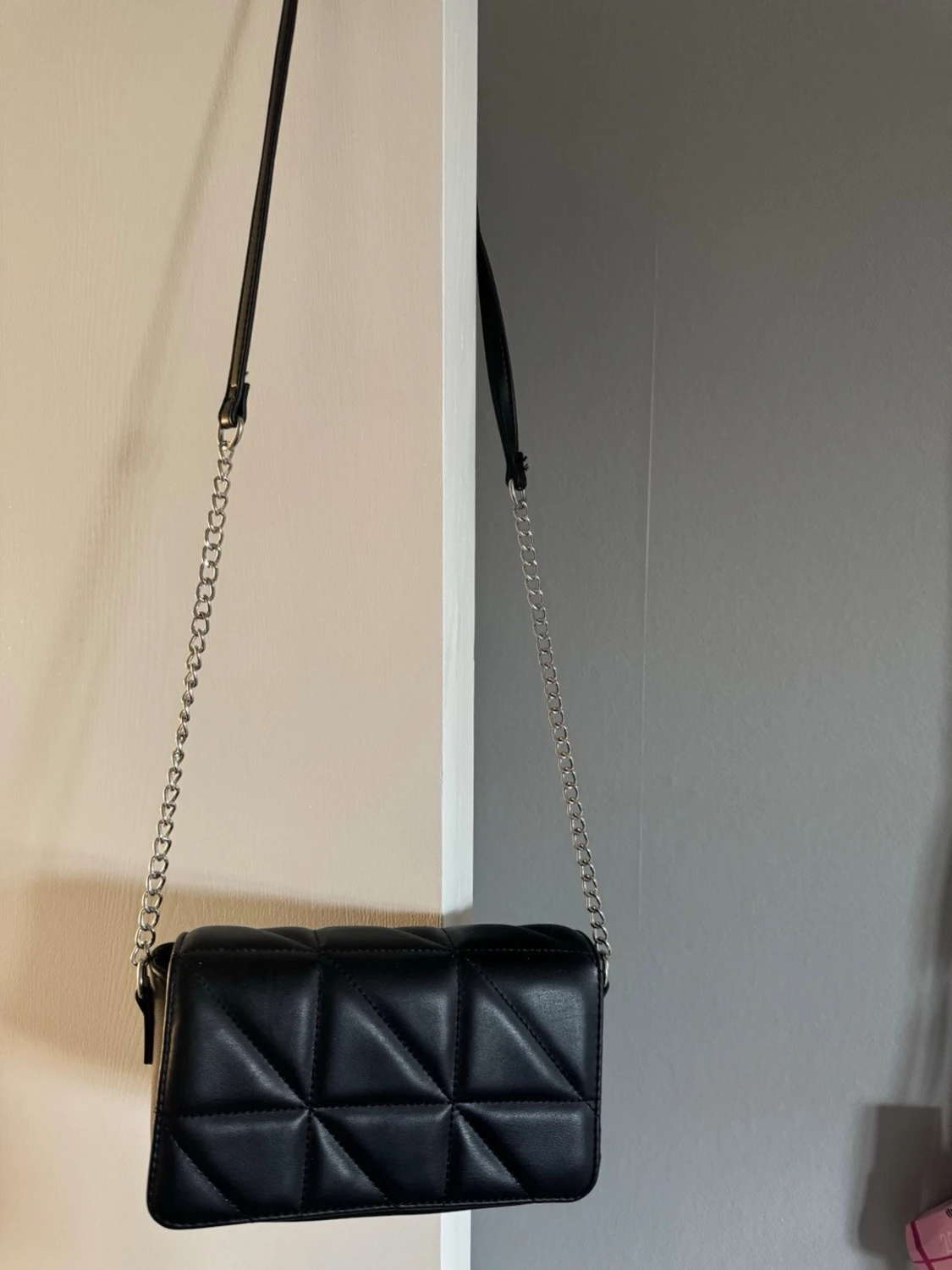 Svart quiltad axelväska med kedja