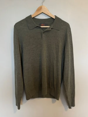 Olivgrön pikétröja i merinoull från Morris - Snygg olivgrön långärmad pikétröja från Morris i 100% merinoull | Storlek M | Grymt skick! 