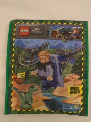 Grå LEGO väst med propellrar - Säljer en cool grå väst till LEGO-figur med svarta detaljer och två stora propellrar på ryggen. Perfekt för att ge din minifigur en äventyrlig look, inspirerad av Jurassic World. Västen är i plast och passar standard LEGO-minifigurer.
