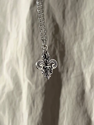 Parisian Fleur De Lys - 1.9 x 1.8 cm + 50 cm