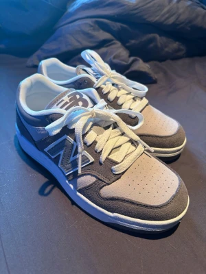 New balance skor - Säljer mina gråa new balance skor då dom är för små för mig. Har bara testat dom en gång inomhus så dom är som nya! Skriv innan du köper!! Eller om du har några frågor!