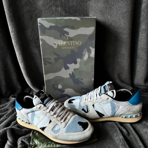 Valentino rockrunner skor - Valentino rockrunners | originalstorlek: 45, fråga om innermått vid osäkerhet | ingår: först till kvarn när det kommer till tillbehör. Finns ett begränsat antal. Box eller dustbag kan väljas som i sin tur kan kombineras med äkthetskort förutsatt att det finns i lager.