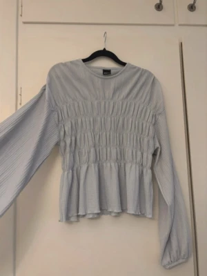 Ljusblå blus  - En jättefin ljusblå blus med volanger och ballong ärmar 🩵🩵använd fåtal gånger 