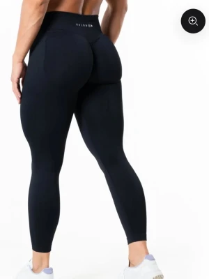 Relode Aura tights black - Säljer Aura seamless scrunch tights i färgen svart, storlek S-tall. Sitter jättesnyggt på och framhäver verkligen formerna, också jättesköna.  Endast använda två gånger så jättebra skick, säljer då jag köpte fel storlek. Skriv vid frågor💕 