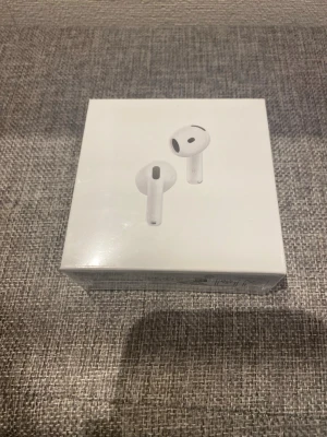 AirPods 4 helt nya  - Hej säljer AirPods 4, fick dom som julklapp men tyvärr så har jag redan ett par hörlurar. Priset är också nedsatt. Frågor och funderingar är det bara och kontakta mig. 