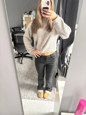 Svarta bootcut Skinnbyxor  - Säljer ett par svarta Skinnbyxor med bootcut-snitt och låg/medellåg midja.  De är tillverkade i ett stretchigt material som sitter snyggt och bekvämt. Passar både S (34) och M (36) köpte för 600