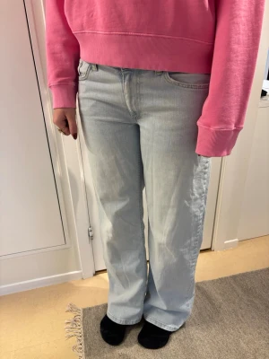Nelly jeans  - Så fina wide leg jeans i blekt effekt, vääldigt bra skick använda fåtal gånger😍 Jag är 175 för referens.