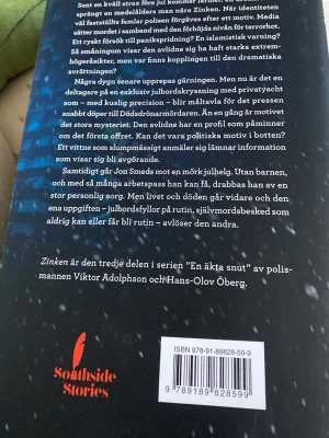 Zinken - En spännande deckare där polisen jagar en mystisk mördare i vintermörka Stockholm. Med politiska motiv, dramatiska mord och en huvudperson som kämpar med både jobb och sorg, är detta tredje delen i serien 'En äkta snut'. Perfekt för dig som gillar nervkittlande thrillers!