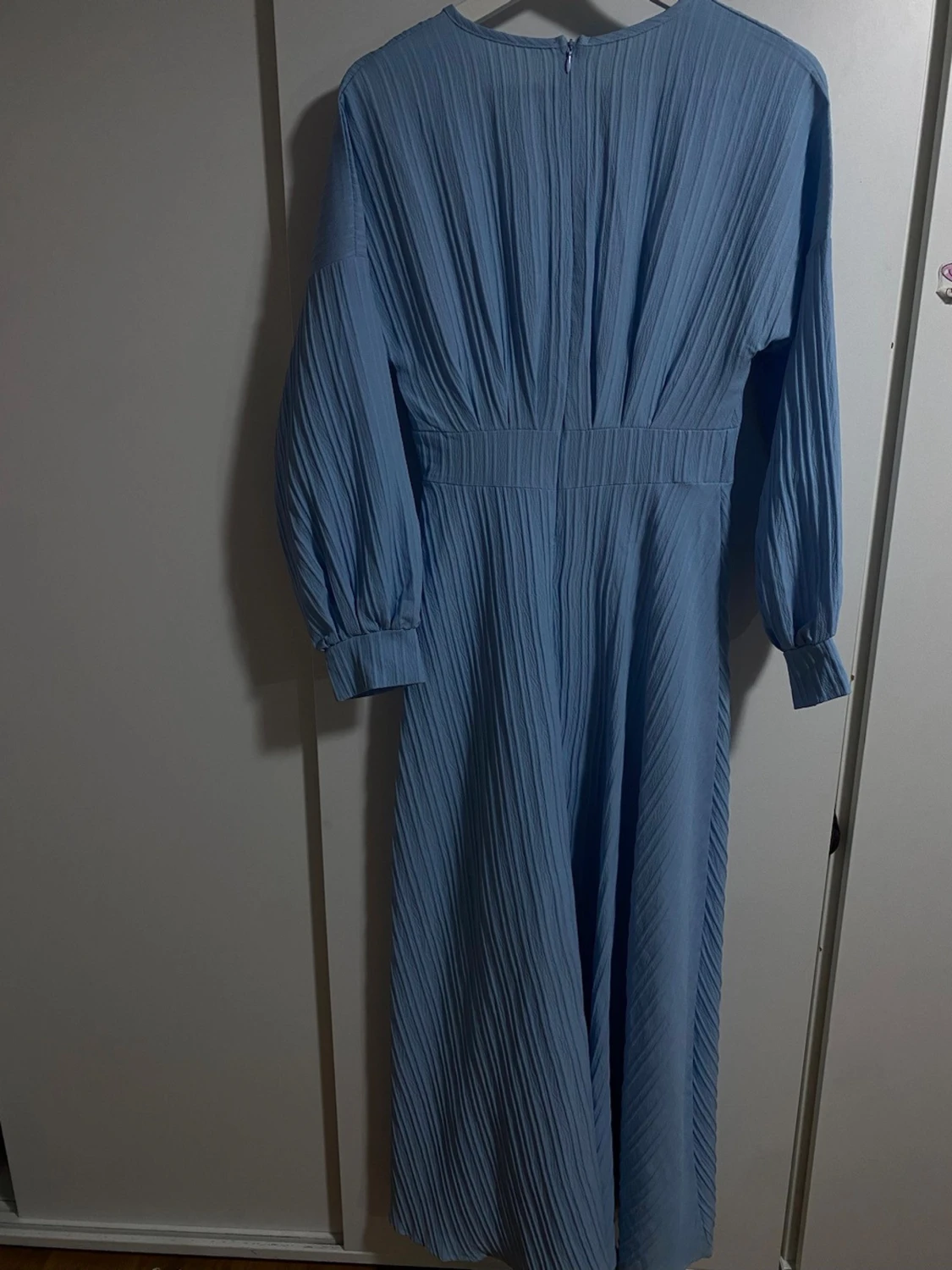 Ljusblå långklänning med plissering - 1