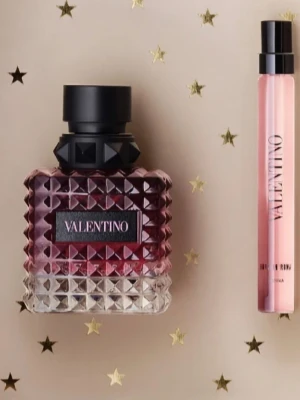 Valentino parfymset med två flaskor - Snyggt parfymset från Valentino med två flaskor, perfekt för dig som vill ha en lyxig touch i vardagen. Passar att ta med i väskan eller ha hemma. Stilren design som sticker ut och ger exklusiv känsla.