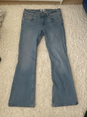 Bootcut jeans i ljusblå denim från lager 157 - Bootcut jeans från lager 157 i ljusblå färg. Storlek M, dom är knappt använda och är lågmidjade med raka ben som sen går ut mot slutet. 