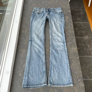 Lågmidjade jeans  - Så fina jeans som tyvärr inte passar mig och har därför ingen bild på! Midjemått tvärsöver: 39cm Midjehöjd: 16cm Inerbens längd: 79cm💕
