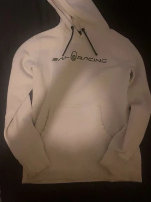 Sail racing vit hoodie  - Sail racing vit hoodie säljs i storlek S .  Den är lite använd och är i bra skick 👍, en fin och stilig hoodie för vintern och våren . 