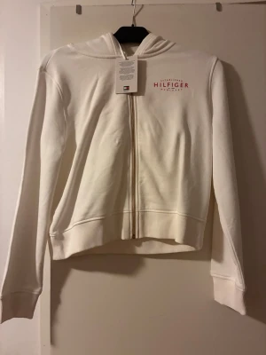 Ny oanvänd Tommy Hilfiger tröja - Helt ny med prislapp kvar. Står storlek M i tröjan.