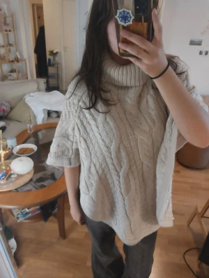 Stickad poncho  - Mysig och varm, jätte bra skick! 