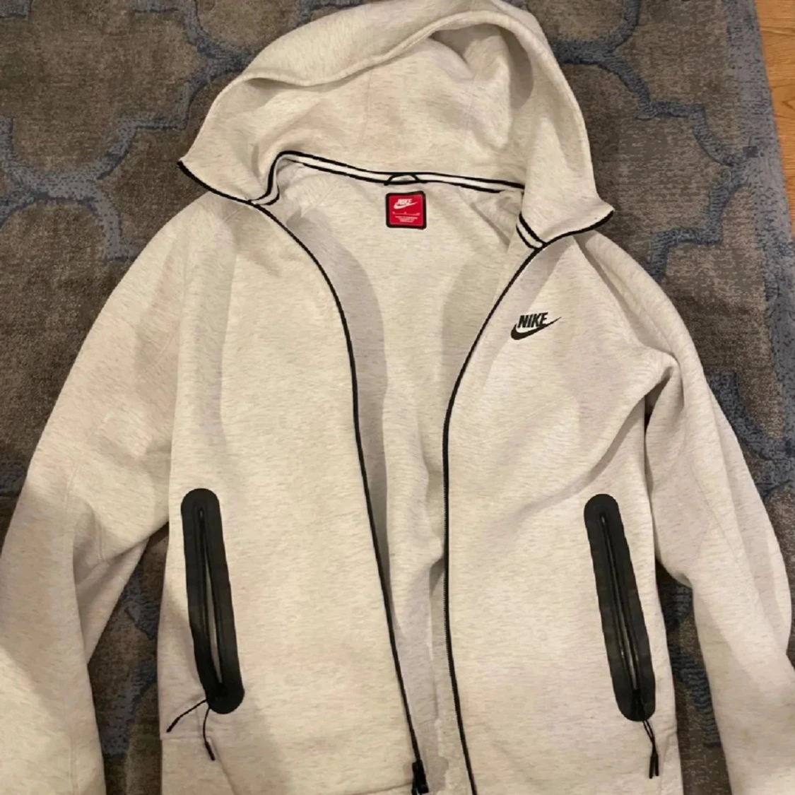 Nike ljusgrå hoodiejacka med dragkedja - 1