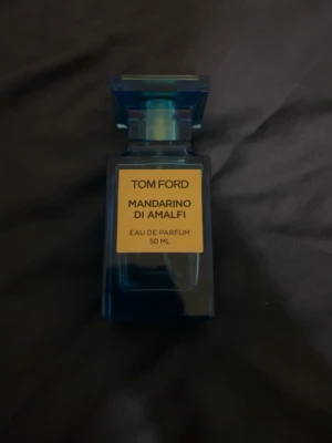 Tom Ford Mandarino di Amalfi 50ml - Tom Ford Mandarino di Amalfi Eau de Parfum, 50 ml. Snygg flaska med lyxig känsla, tillverkad i USA. Perfekt storlek att ta med sig och visa upp på hyllan. (0ml)