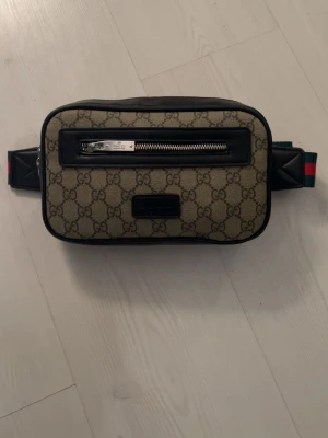 Väldigt fin magväska  - Super fin, är nyskick hör av dig för mer information.