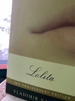 Lolita - Upptäck en ikonisk klassiker i denna 50-årsjubileumsutgåva! Bokens omslag är stilrent och mystiskt, vilket gör den till ett snyggt tillskott i bokhyllan. Perfekt för dig som gillar djupa berättelser och vill läsa något som har påverkat litteraturhistorien. Helt oläst och oanvänd