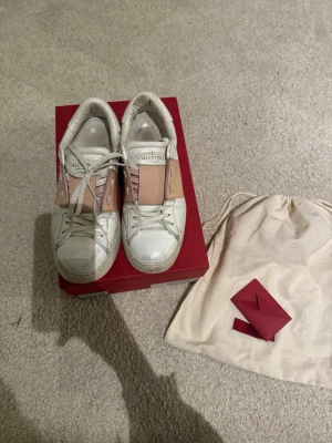 Valentino skor - Valentino open skor i storlek 36 som ej används, har inte försökt tvätta dom så kan möjligtvis bli renare än vad dom är.Är i helt okej skick men ingen som syns när man har på sig dom förutom lite smutsiga , därav det billiga priset. Allt i bilden ingår.