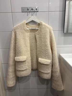 Beige teddykofta från Gina Tricot - Säljer en beige teddykofta från Gina Tricot i storlek XL