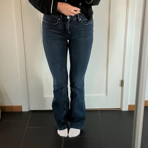 Ginatricot bootcut jeans  - Superfina lågmidjade bootcut jeans från Ginatricot, något slitna vid fötterna 🥰