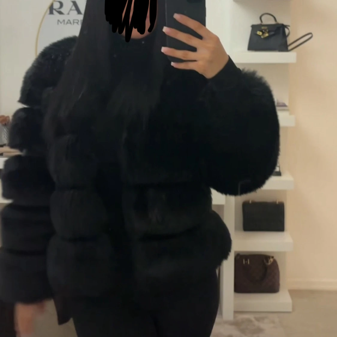 Svart fluffig pälsjacka
