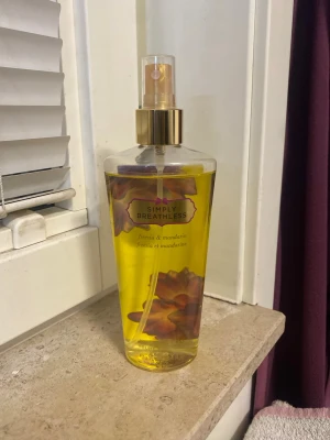 Victoria's Secret Simply Breathless body mist 250ml - Fräsch body mist med freesia och mandarin. Perfekt för dig som vill ha en lätt och energigivande doft. Volym: 250ml.Victoria's Secret