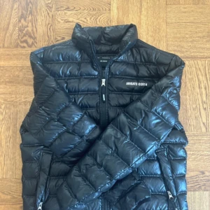 Svart pufferjacka från Axel Arigato - Snygg svart pufferjacka från Axel Arigato(kan hitta kvitto om det behövs). Dragkedja framtill med logotypdetalj och två sidofickor med dragkedja.