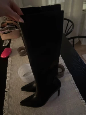 Scorett boots - Helt nya boots från scorett. Säljer då jag fick likadana i julklapp. Otroligt sköna, handgjorda. Storlek 37. Nypris 1299kr. Helt oanvända 