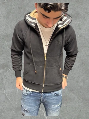 Burberry tröja  - Riktigt fet tröja från burberry, det är storlek S men den är liten i storleken! Den är typ helt ny, den är använd väldigt lite och den har inga fläckar! Endast 899kr 