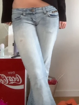 ljusblå bootcut jeans - Säljer ett par ljusblå jeans från only med bootcut-snitt och låg midja. Jeansen har klassiska fem fickor, snygga detaljer vid fickorna och en lätt tvättad look. Materialet är mjukt jeans-tyg som sitter skönt och ger en avslappnad vibe.