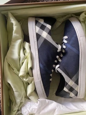 Sällsynta Burberry skor navy blue - Säljer ett par snygga Burberry sneakers. Köpta på saintgarms äkta och sällsynta! Box och dustbag medföljer