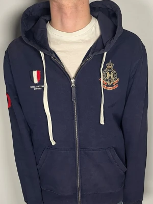 Morris hoodie - Säljer en riktigt och trendig Morris hoodie i fint skick, storlek M, vid frågor är det bara att skriva //Gramenti