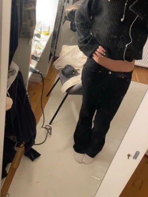 Lågmidjade svarta jeans från Gina  - Helt nya jeans från Gina med låg midja och Bootcut modell, använda max 4 gånger och inte defekter. Köpta för 499 men säljer för lite mindre då dom ändå är använda fåtal gånger🫶