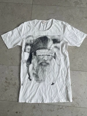Diesel Design T-shirt - Säljer den här sjukt stilrena tröjan med design på från Diesel! || Storlek: M || Skick: 7.3/10, tecken på användning vid armar och hals. || Hör gärna av dig vid frågor eller prisförslag!😁