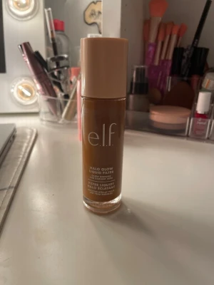e.l.f. Halo Glow Liquid Filter Deep - Elf halo glow i färgen 7 Deep/Rich Intensse. Ger en strålande finish och kan användas som foundation eller highlighter. Innehåller 31,5 ml. Användes endast i 1 vecka så det finns mycket produkt kvar.
