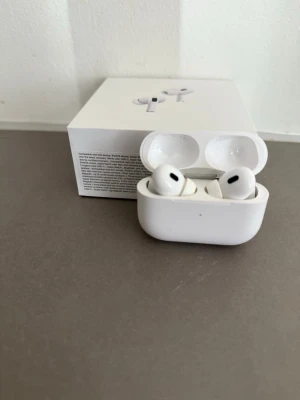 Apple airpods pro 2 usb c - Apple Airpods Pro 2 gen med usb c och magsafe. Förpackning, sladd och alla originaltillbehör ingår. Köpt på Apple. Kvitto finns. Nypris 3300 kr. Vänster hörlur har slutat fungera.